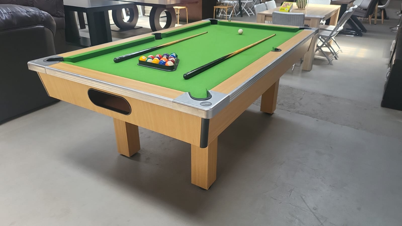 Shoot Strandard pool table