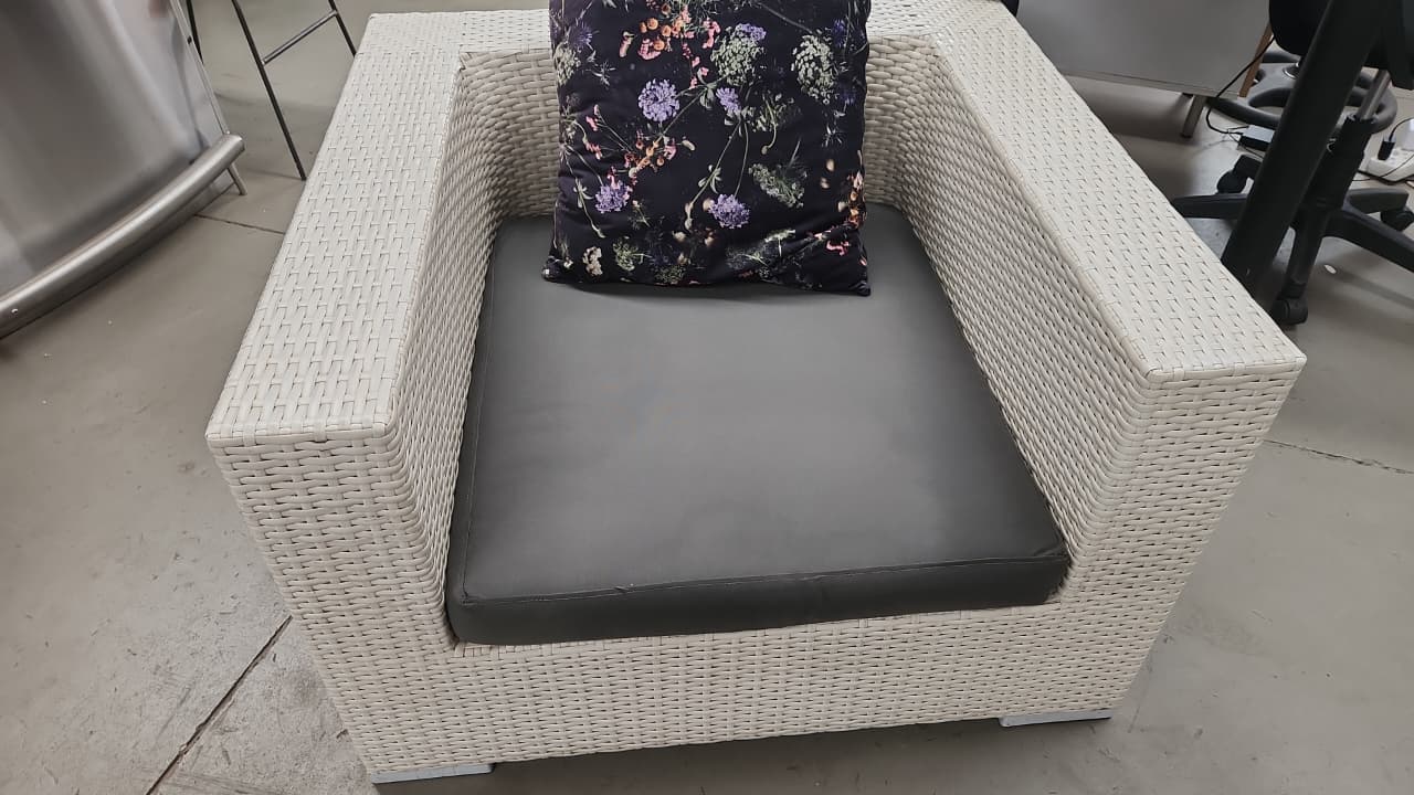 Patio Warehouse large wicker corner set with 1 seater combo - Image 3