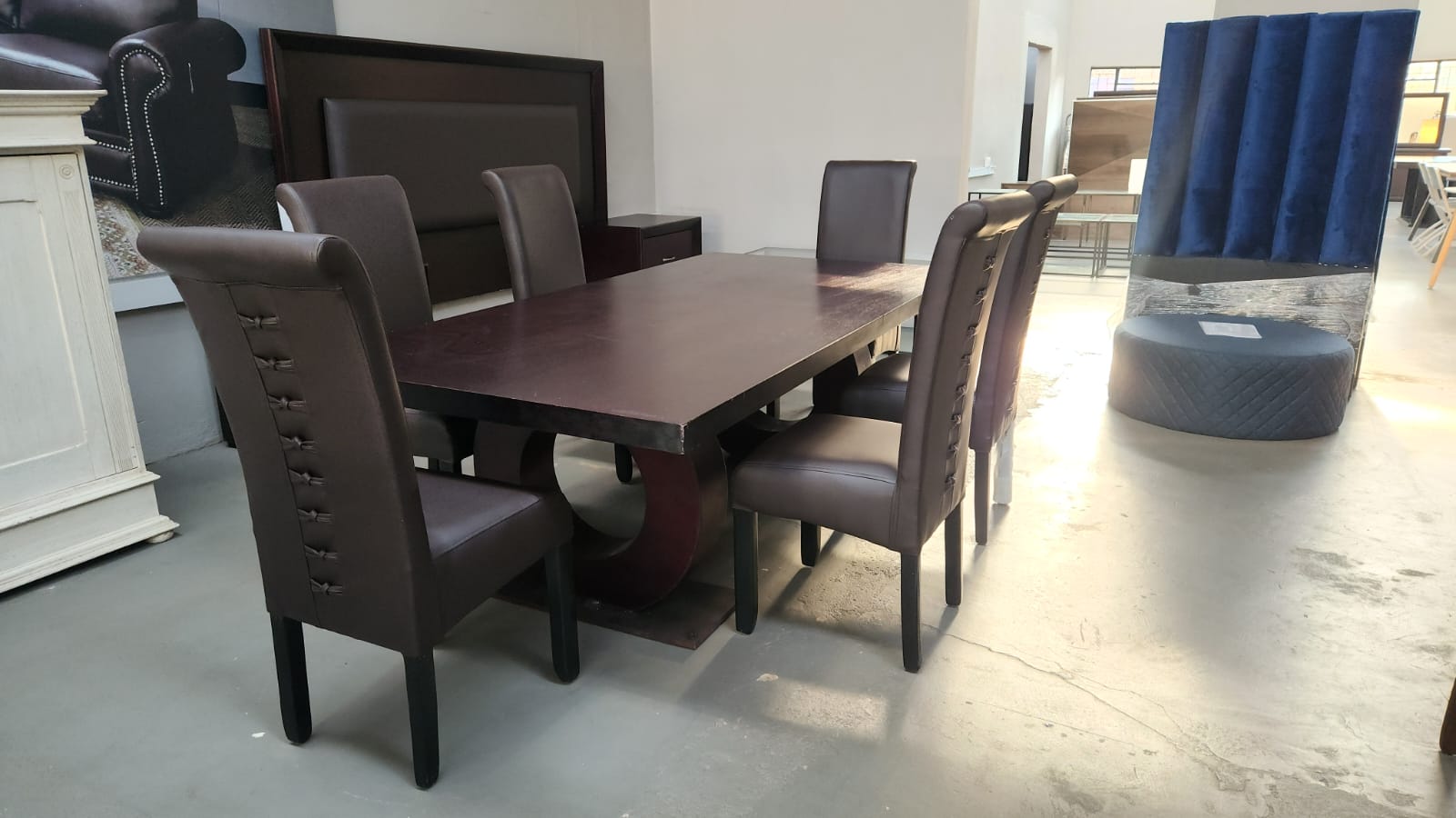Knight dining table with 6 brand new chairs - Image 2
