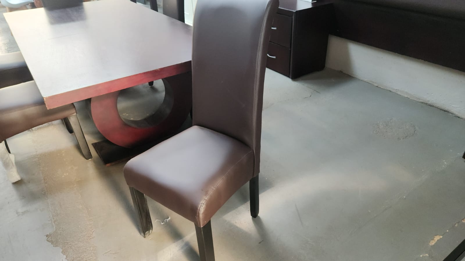 Knight dining table with 6 brand new chairs - Image 4