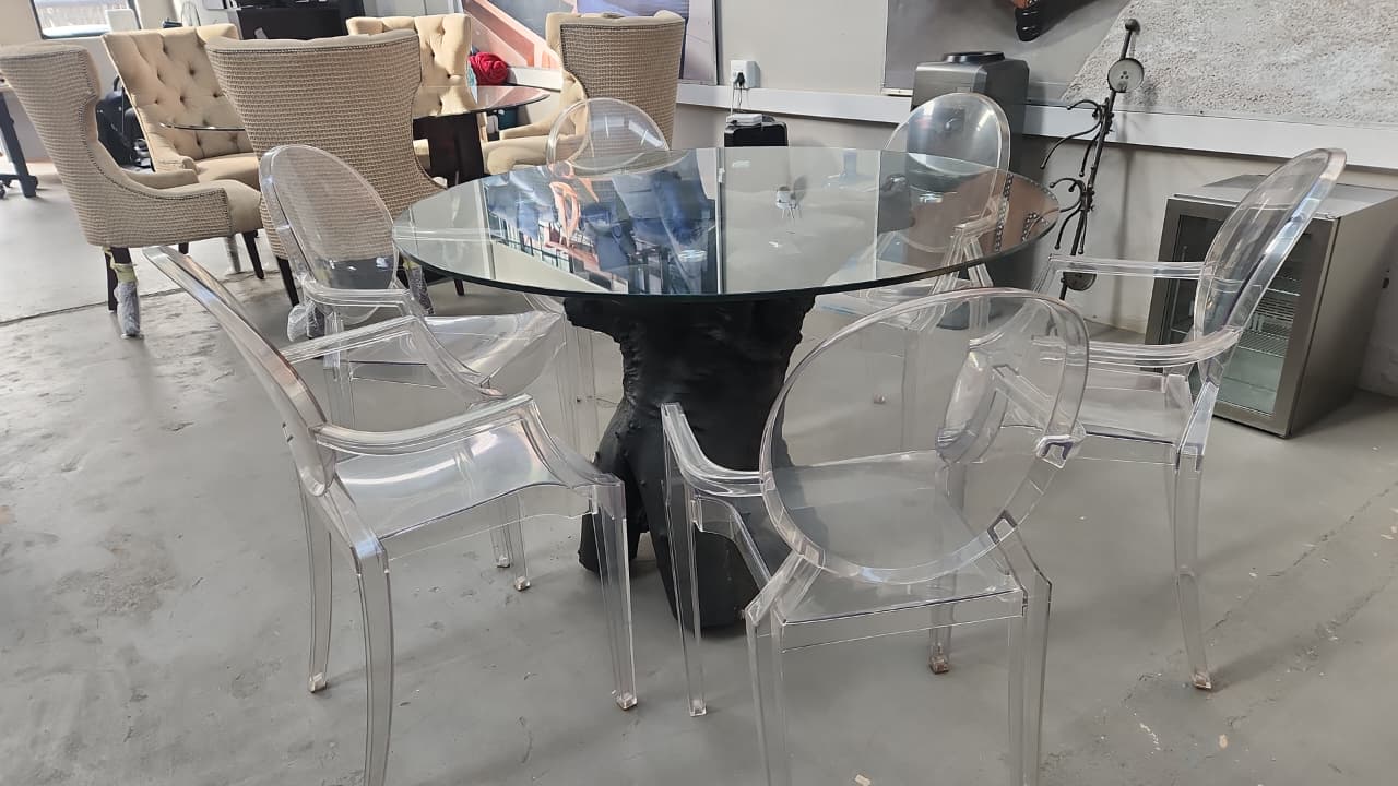 Beautiful 6 seater glass top patio set with 6 acrylic chairs - Image 4