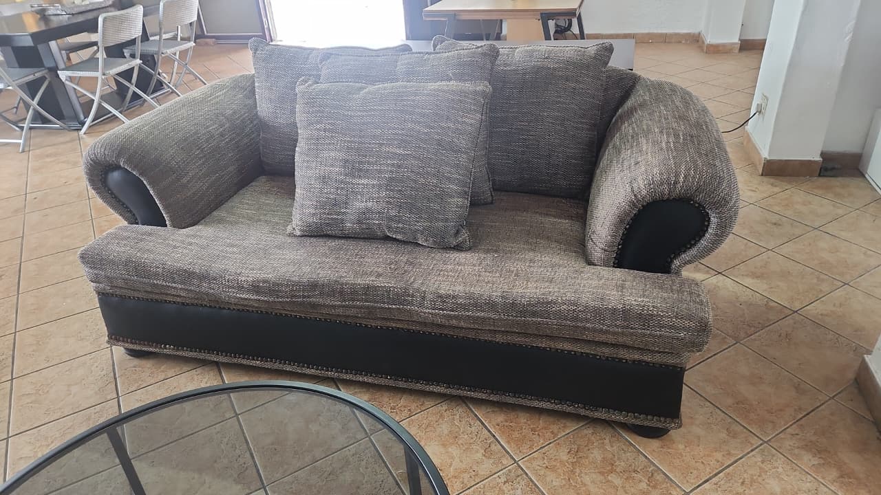 2 piece grey and black fabric lounge suite - Image 4